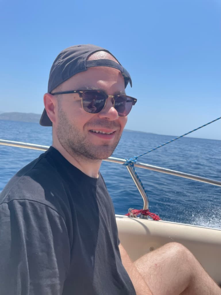 Photo of /_next/static/media/on-a-boat.6e10522e.jpeg